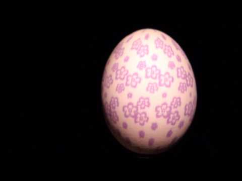 Eggstatic 2 – laser drawing stroboscopic patterns on an egg covered in photochromic paint